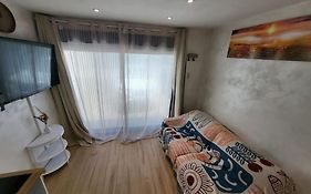 Studio contemporain avec parking gratuit